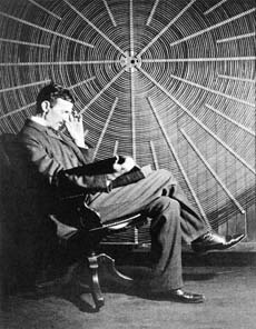 Nikola Tesla nel suo laboratorio