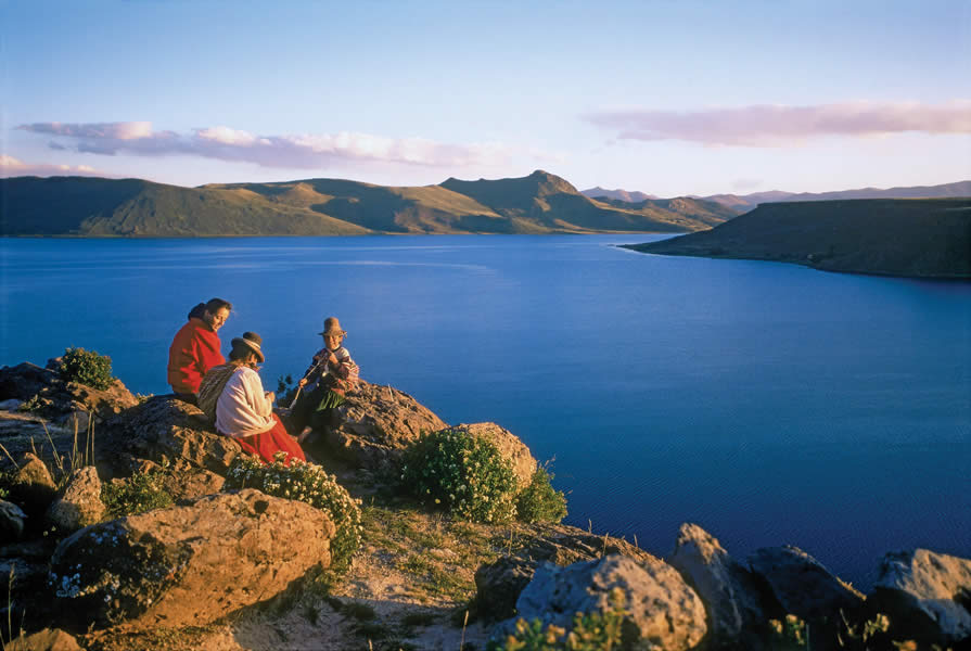 Пресноводное озеро в латинской америке. Пуно озеро Титикака. Боливия озеро Титикака. Южная Америка озеро Титикака. Титикака Перу.