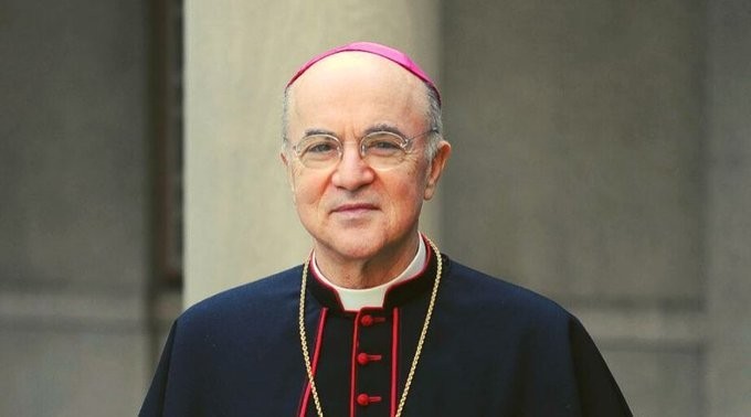 L'arcivescovo ribelle Viganò irriconoscibile e in incognito va a Monaco a un sit-in di protesta