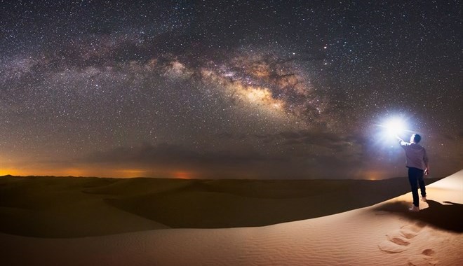 Spettacolo Via Lattea: le foto dal deserto di Abu Dhabi